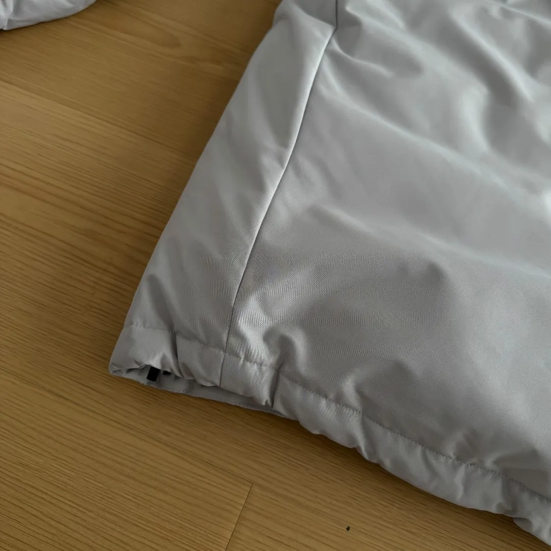 💰P390 Self-photographed. Colleagues please do not pass it off as inferior or stolen pictures! Style number: Y 66-𝗧𝗵𝗲 𝗡𝗼𝗿𝘁𝗵 𝗙𝗮𝗰𝗲｜Japanese version of North Face RETROHIMALAYAN Peak Himalayan Mountaineering Series hooded down jacket ‼ ️Can be recommended! Long-term availability, non-stop supply! Notes on returns and exchanges within 15 days of after-sales arrival: 1: Affecting 2 sales 2: Tag removal 3: Clothes have odor (such as perfume, etc.) These are not supported for returns and exchanges. Others are returned and exchanged normally! 4: If you encounter the wrong goods, wrong size, dirty damage, etc., you can contact online customer service as soon as possible to make up for the return shipping cost [Team studio, physical stall Wholesale customers, group purchasing agents, Internet celebrity supply private chat! 】 -The top original replica version refers to the highest version in China (there is no one). Our products must be high-quality (make a piece of clothing that is ZP when placed in the counter) - Filled with down cotton inside, good fluffiness, excellent thermal insulation effect. One piece is enough in winter. High Quality In Stock, can be recommended as the main product -Customized original waterproof fabric -Three-label accessories, complete accessories, original hardware Fabric: Customized 14D high-strength nylon fabric, thick texture, waterproof fabric, tear-resistant, using ZP consistent single-layer fabric (non-commercial currency contains gallbladder) Embroidery: Japanese Behringer embroidery machine, custom-made 10,000-needle electric embroidery, using imported No. 7 needles and imported embroidery thread, the embroidery is full and three-dimensional, 100% restored to ZP. Accessories: Use original Yoshida YKK zipper, with clear lettering, high weight, and can withstand 100,000 pulls and wear. Drawstring, multi-function buckle, Velcro, washable label, laser anti-counterfeiting, all are original molded 1:1 pairs at the counter, making down cotton woven categories, making an original product with heart, so that every customer has the confidence to introduce to his customers: This is the top replica version in China. Color: Black Gray Size: S M L XL XXL